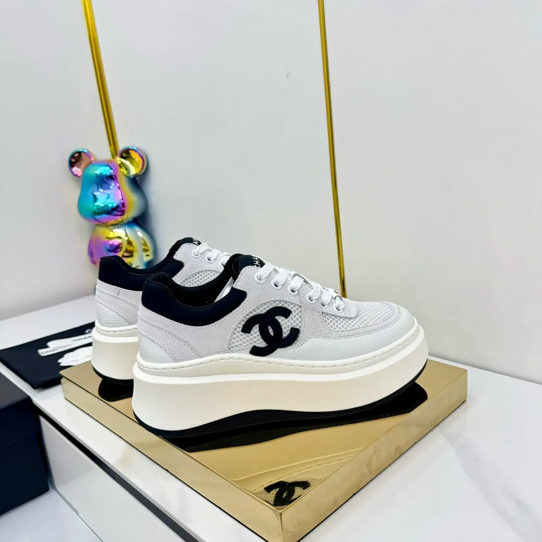 👟👟Ex-factory price 600👟👟 Upgraded version, upgraded version, upgraded version! No rebuttal accepted! ! ! ! Chanel Chanel panda shoes! 2025 counter's top casual sports shoes. This classic design; the upper is electro-embroidered with a variety of techniques; the outsole is fashionable and sporty; the unusual inclusion of a variety of color matching elements... The diversified mix and match is very good-looking and versatile, and can be used for leisure, fashion, sports, and outdoor... ꫛꫀꪝ Go➫ Materials: ❶Upper made of: original imported first-layer silk cowhide + original waterproof cloth + original first-layer cowhide ❷Inner lining: Original Yangli+Net ❸Outsole based on: Original TPU combination outsole Counter boutique packaging complete set for women 35–41 👉 👉 👉 👉 👉